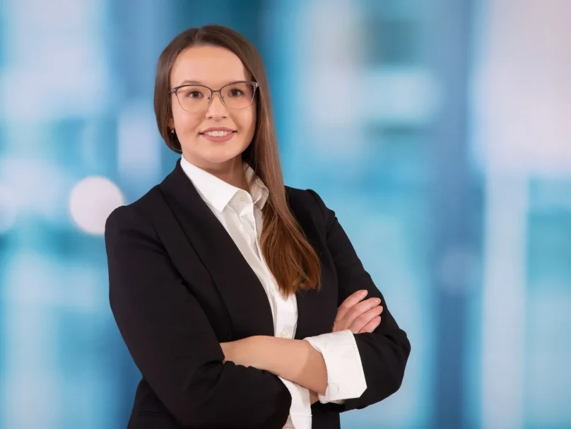 Frau mit Brille auf einem Bewerbungsfoto