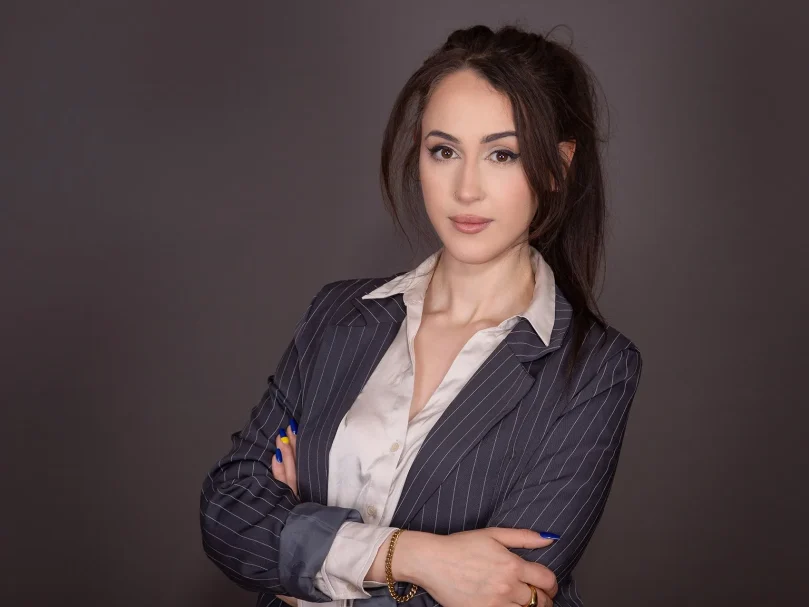 Sehr hübsche Frau auf einem hochwertigen Businessfoto