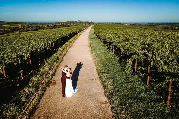 Hochzeitsfoto mit einer Drohne aufgenommen in den Weinbergen