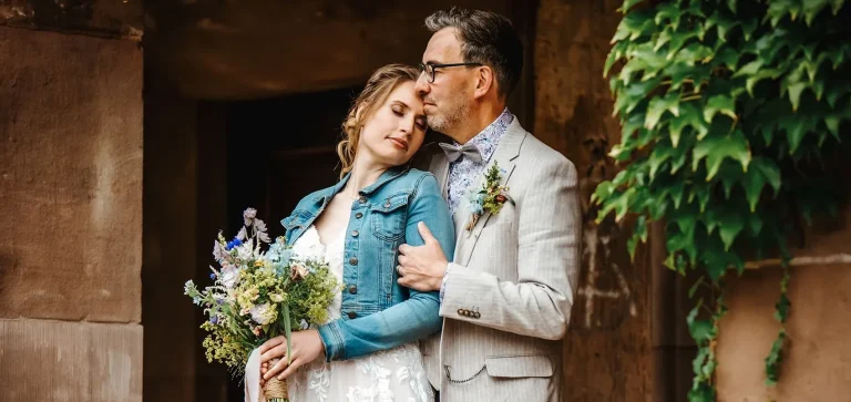 Verträumtes Hochzeitspaar eng umschlungen