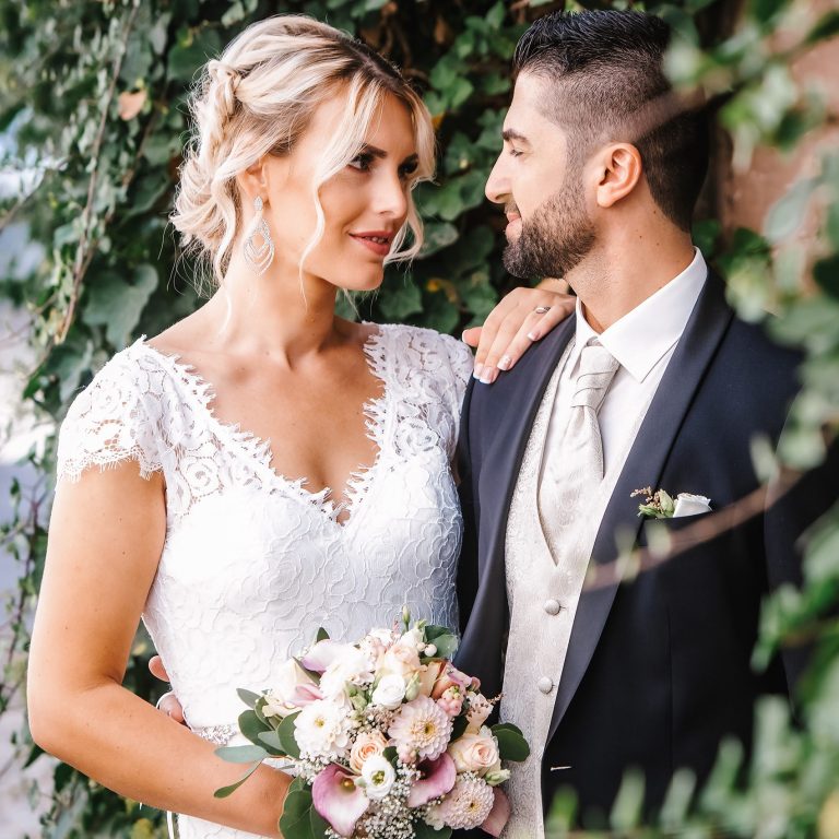 Glückliches Hochzeitspaar sieht sich an